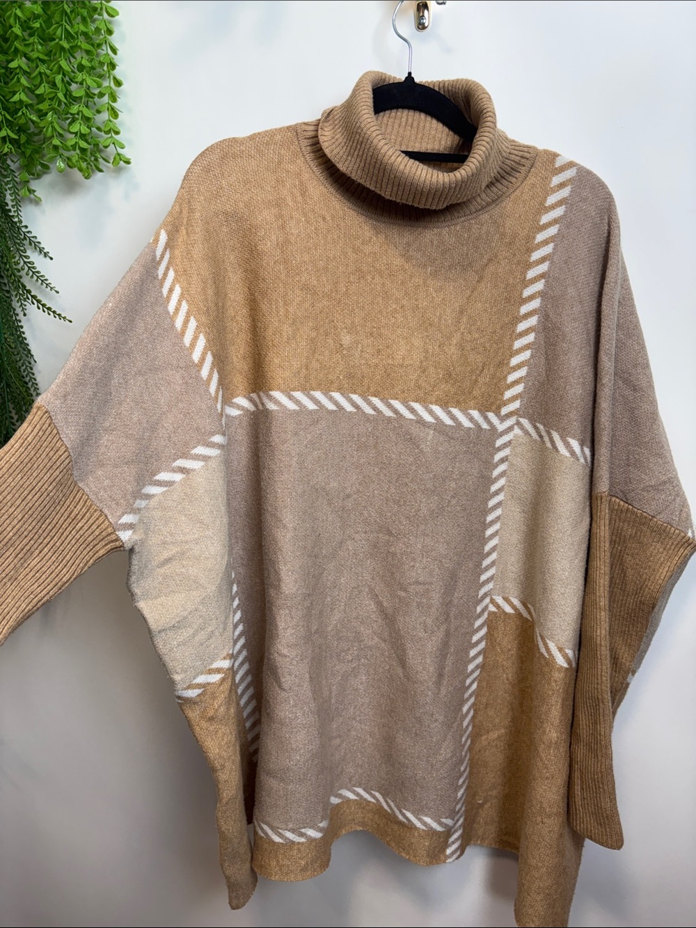 Joseph A Colorblock Turtleneck Sweater in Camel, Beige & Cream